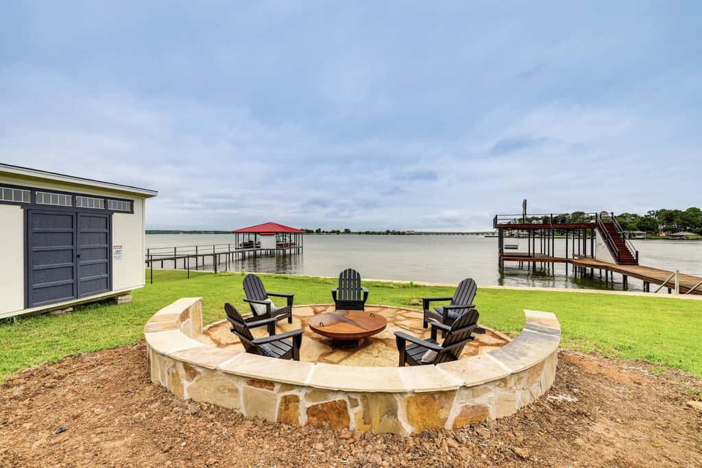 Hot Tub, Fire Pit! High-End Cedar Creek Lake Haven