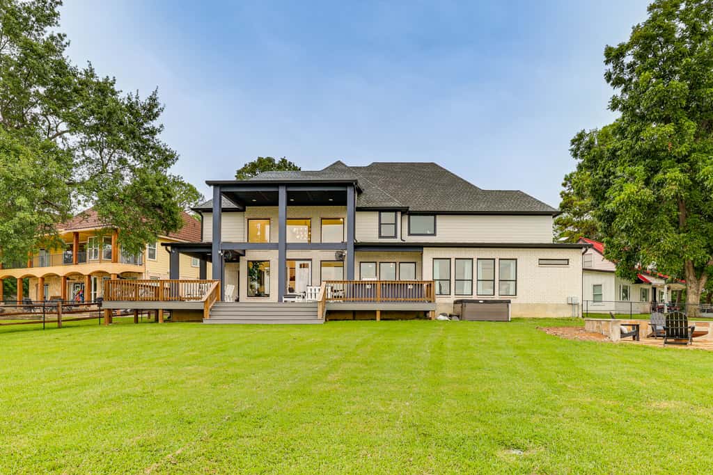 Hot Tub, Fire Pit! High-End Cedar Creek Lake Haven