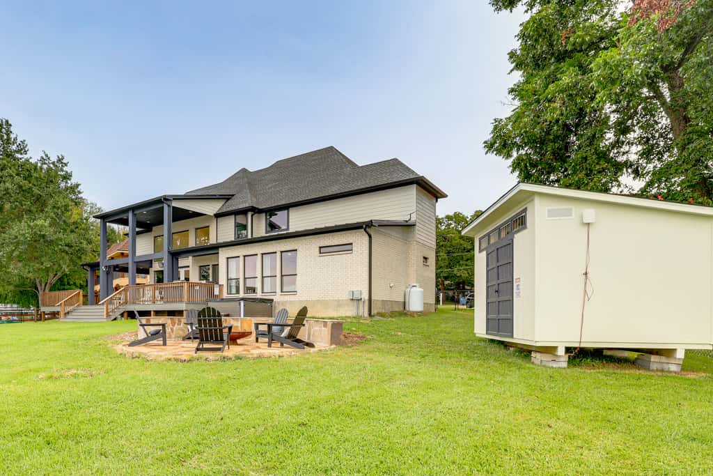 Hot Tub, Fire Pit! High-End Cedar Creek Lake Haven