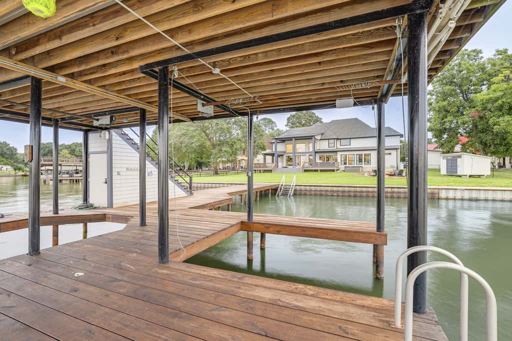 Hot Tub, Fire Pit! High-End Cedar Creek Lake Haven