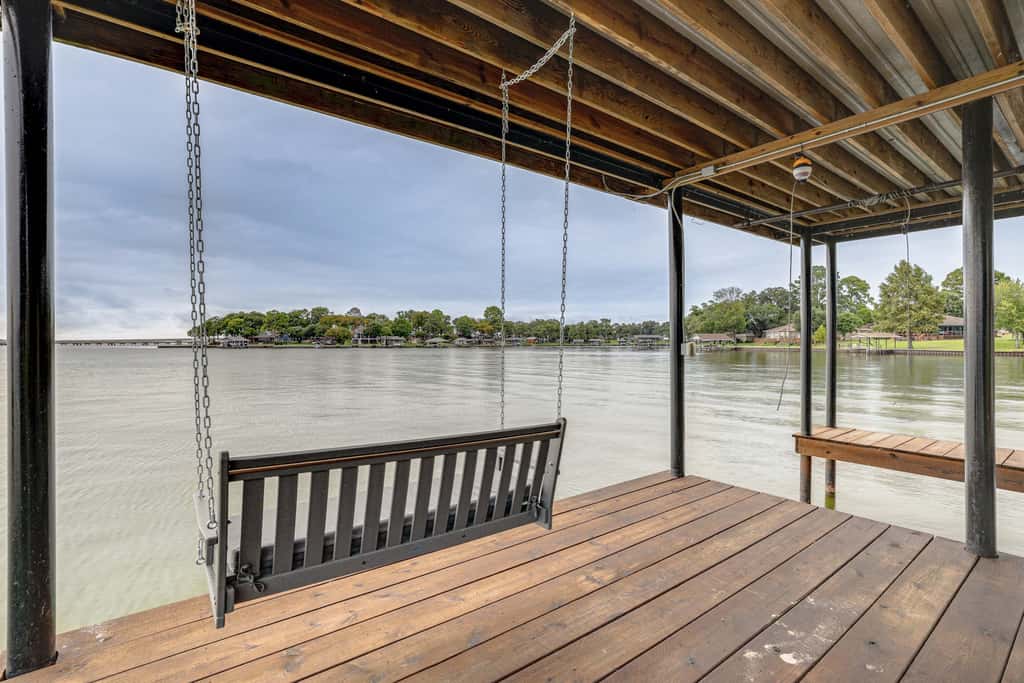 Hot Tub, Fire Pit! High-End Cedar Creek Lake Haven