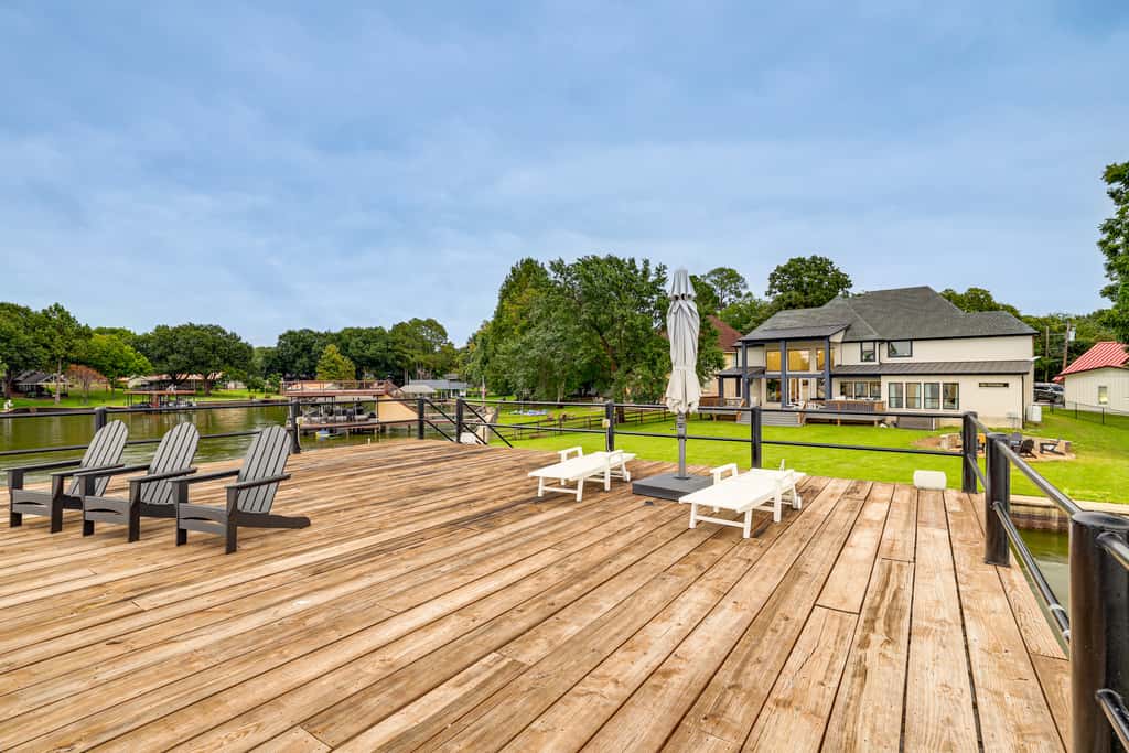 Hot Tub, Fire Pit! High-End Cedar Creek Lake Haven