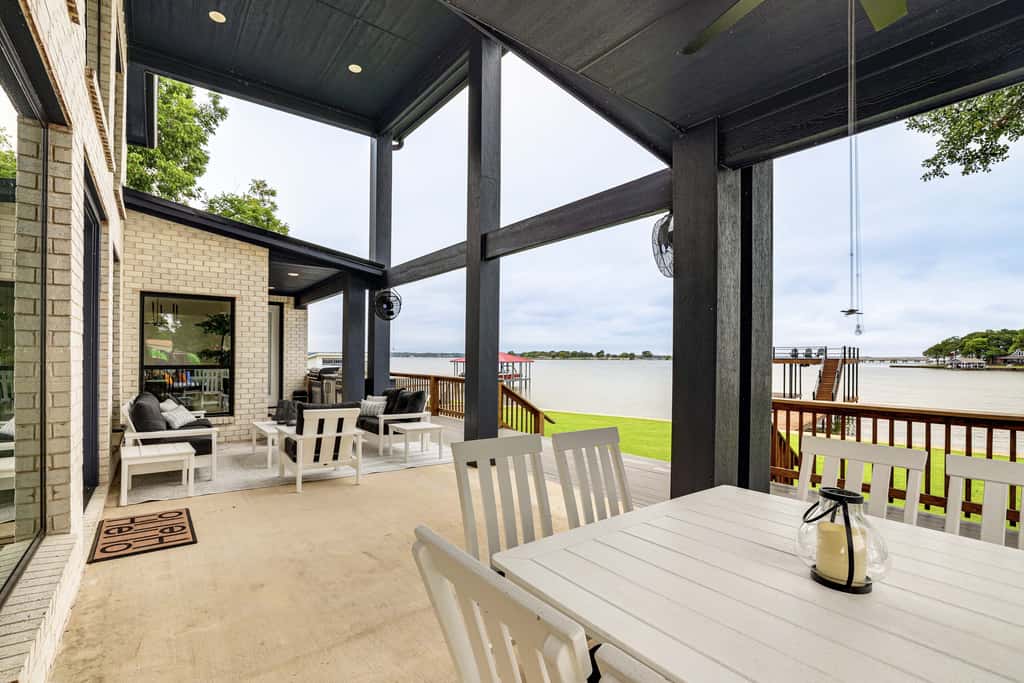 Hot Tub, Fire Pit! High-End Cedar Creek Lake Haven