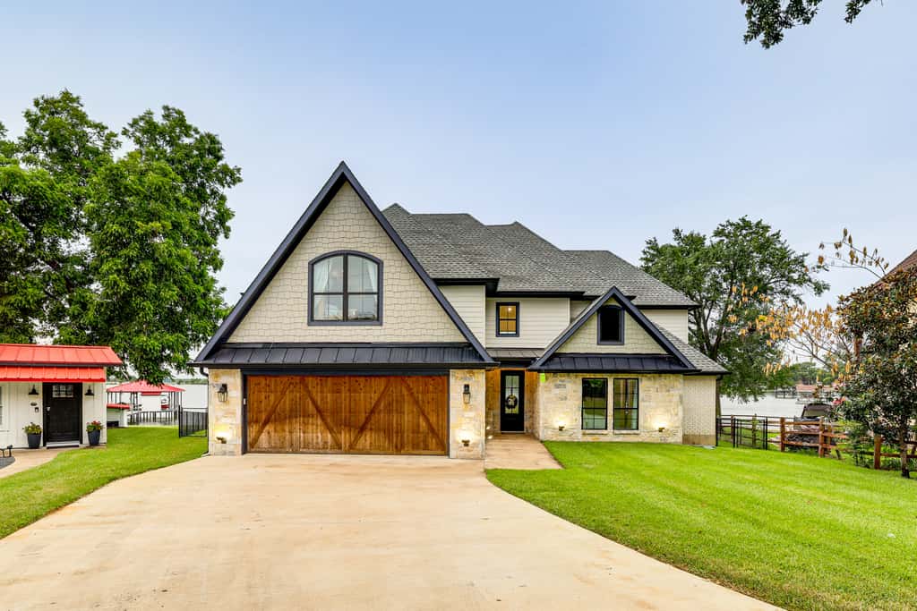 Hot Tub, Fire Pit! High-End Cedar Creek Lake Haven