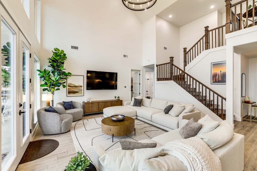 Hot Tub, Fire Pit! High-End Cedar Creek Lake Haven