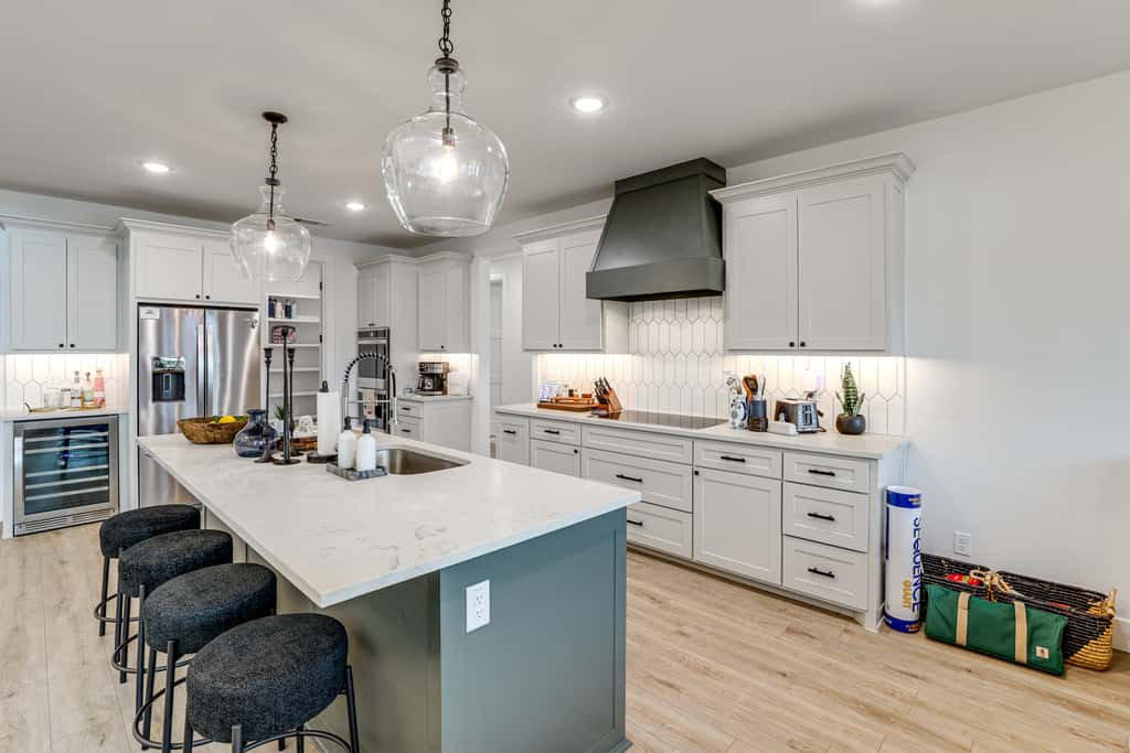 Hot Tub, Fire Pit! High-End Cedar Creek Lake Haven