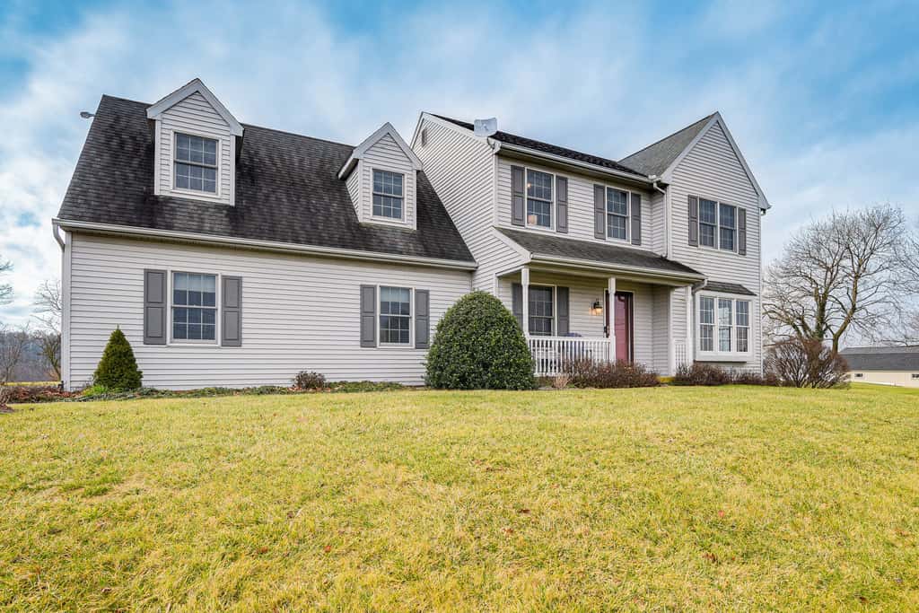 4 Mi to the Amish Village: Spacious Home w/ Deck!