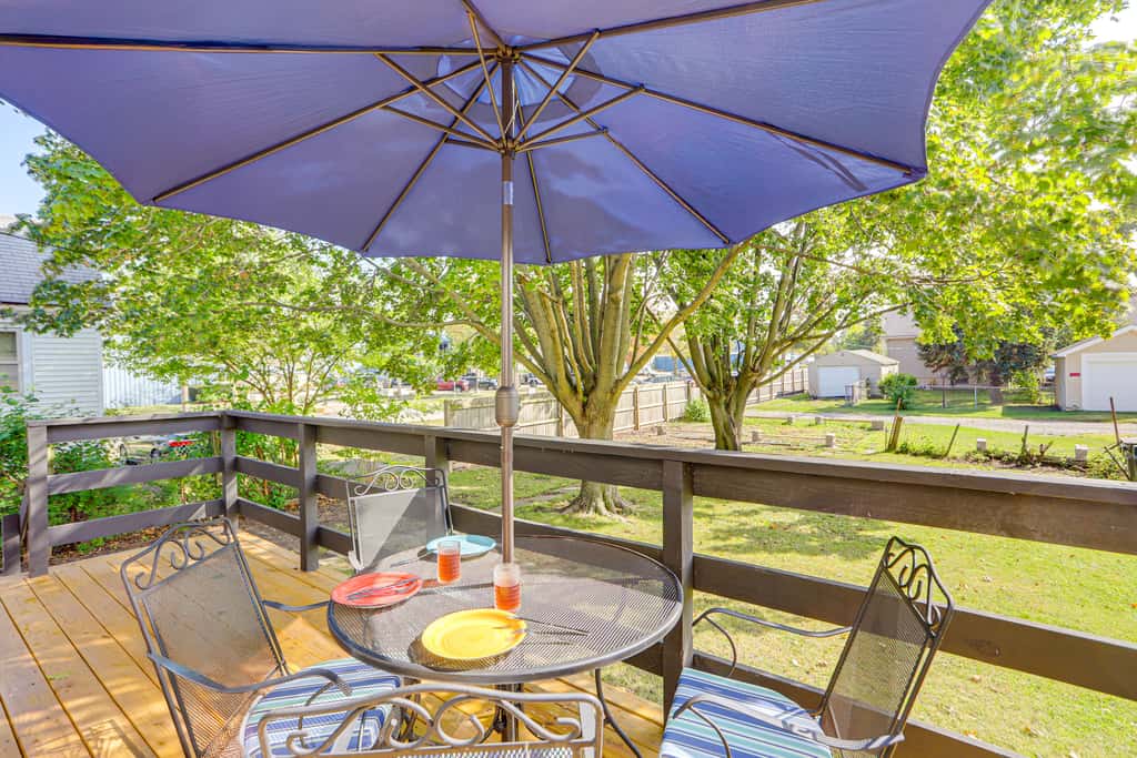 1 Mi to Cedar Point: Family Getaway w/ Porch!