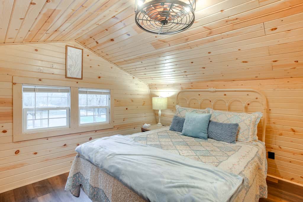 On 40 Acres: Charming Cabin in Zanesville!