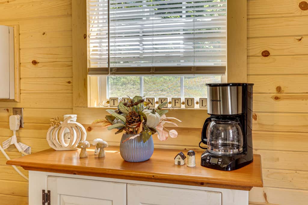 On 40 Acres: Charming Cabin in Zanesville!