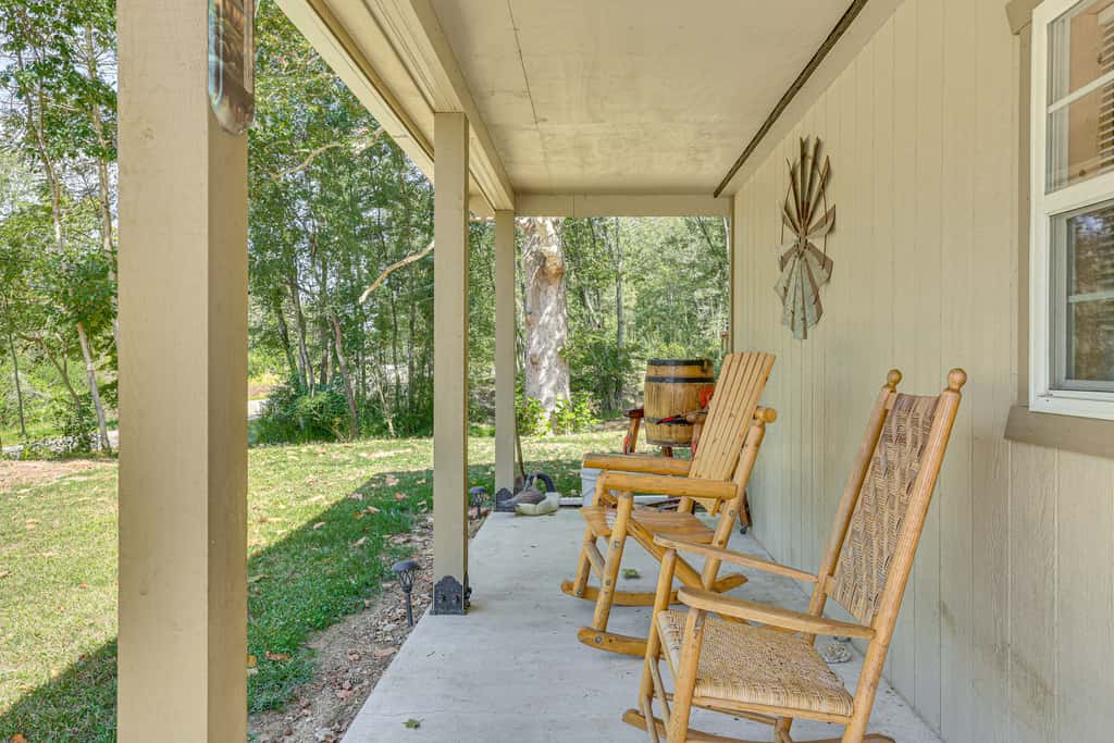 On 40 Acres: Charming Cabin in Zanesville!