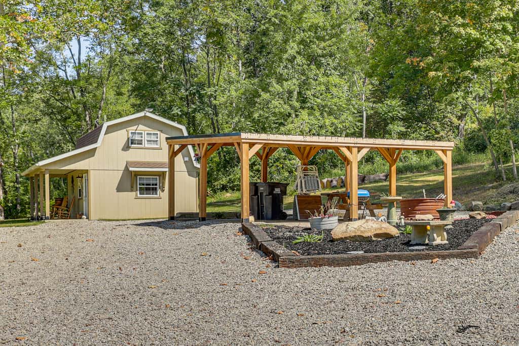 On 40 Acres: Charming Cabin in Zanesville!