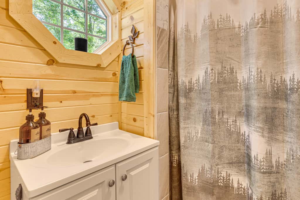 On 40 Acres: Charming Cabin in Zanesville!