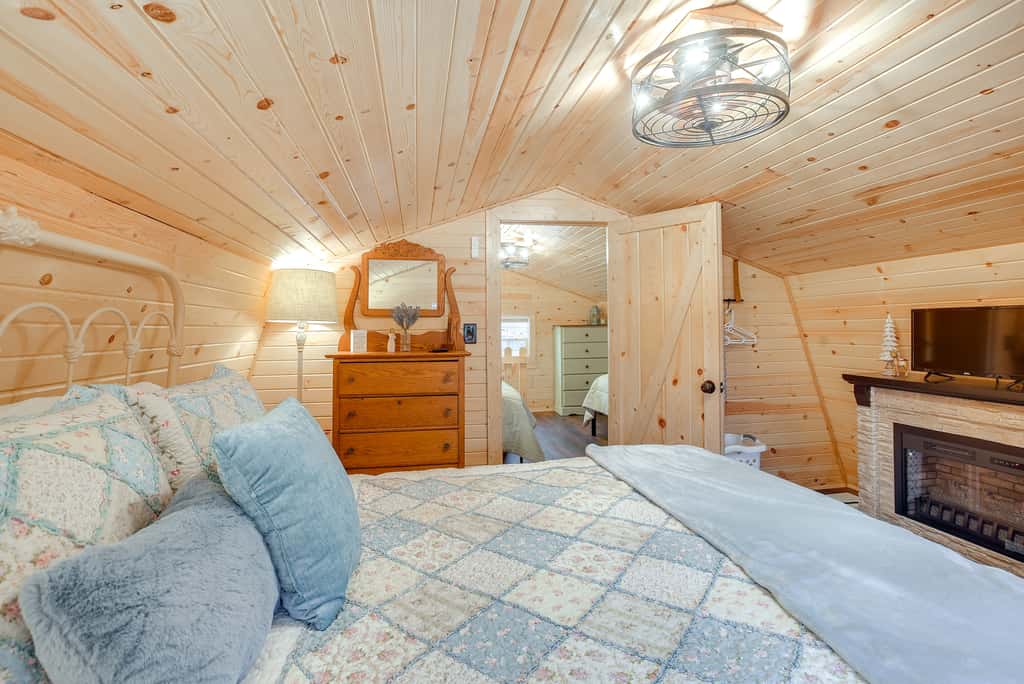 On 40 Acres: Charming Cabin in Zanesville!