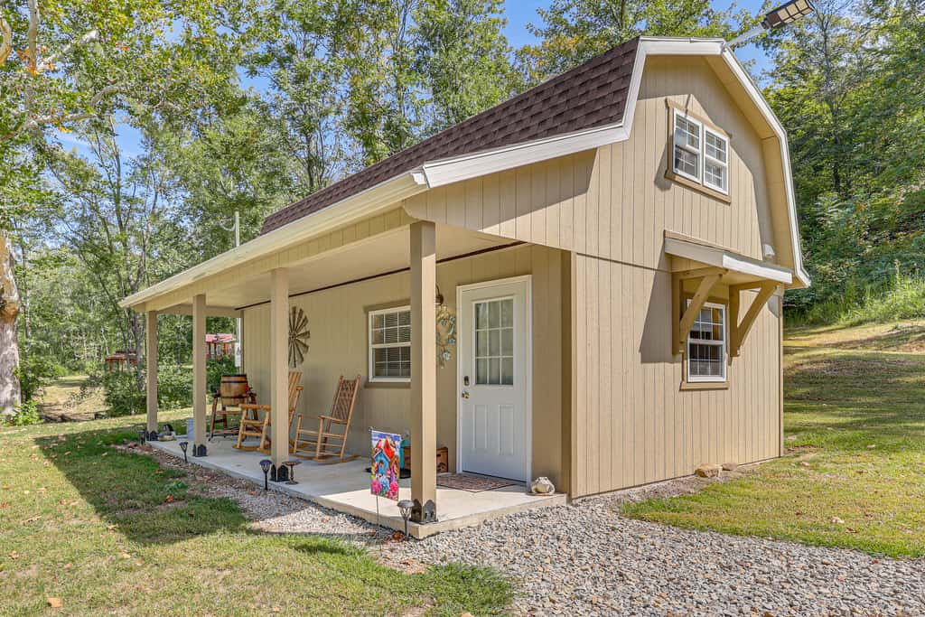 On 40 Acres: Charming Cabin in Zanesville!