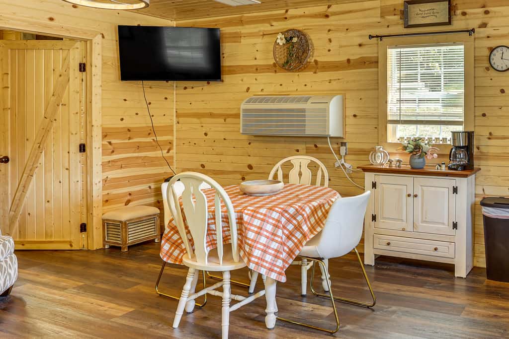 On 40 Acres: Charming Cabin in Zanesville!