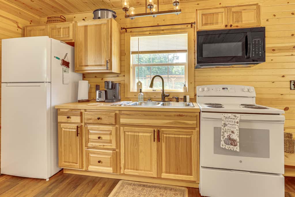 On 40 Acres: Charming Cabin in Zanesville!