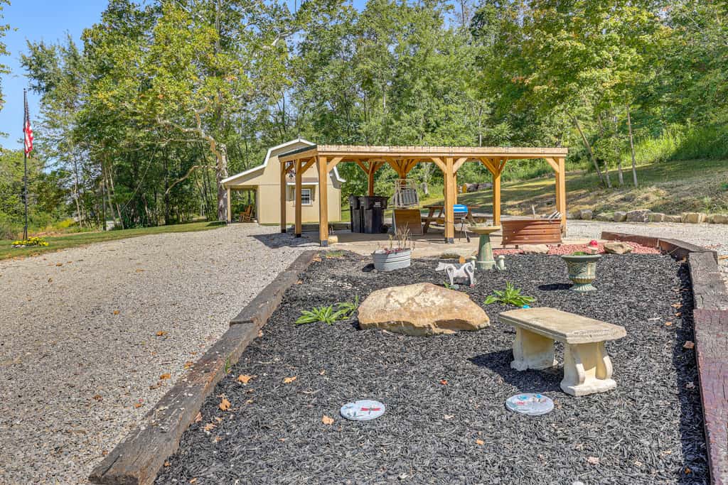 On 40 Acres: Charming Cabin in Zanesville!