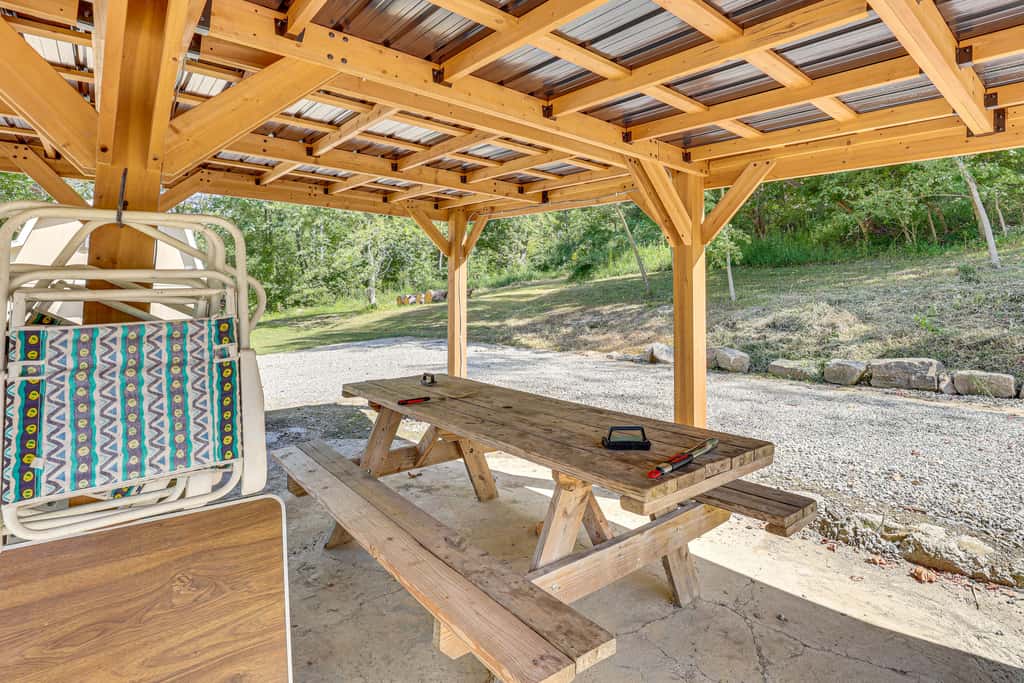 On 40 Acres: Charming Cabin in Zanesville!