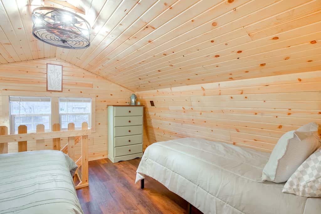 On 40 Acres: Charming Cabin in Zanesville!