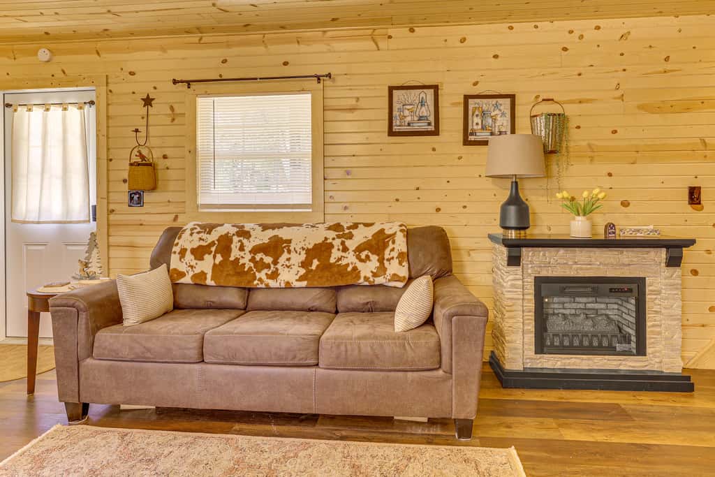 On 40 Acres: Charming Cabin in Zanesville!