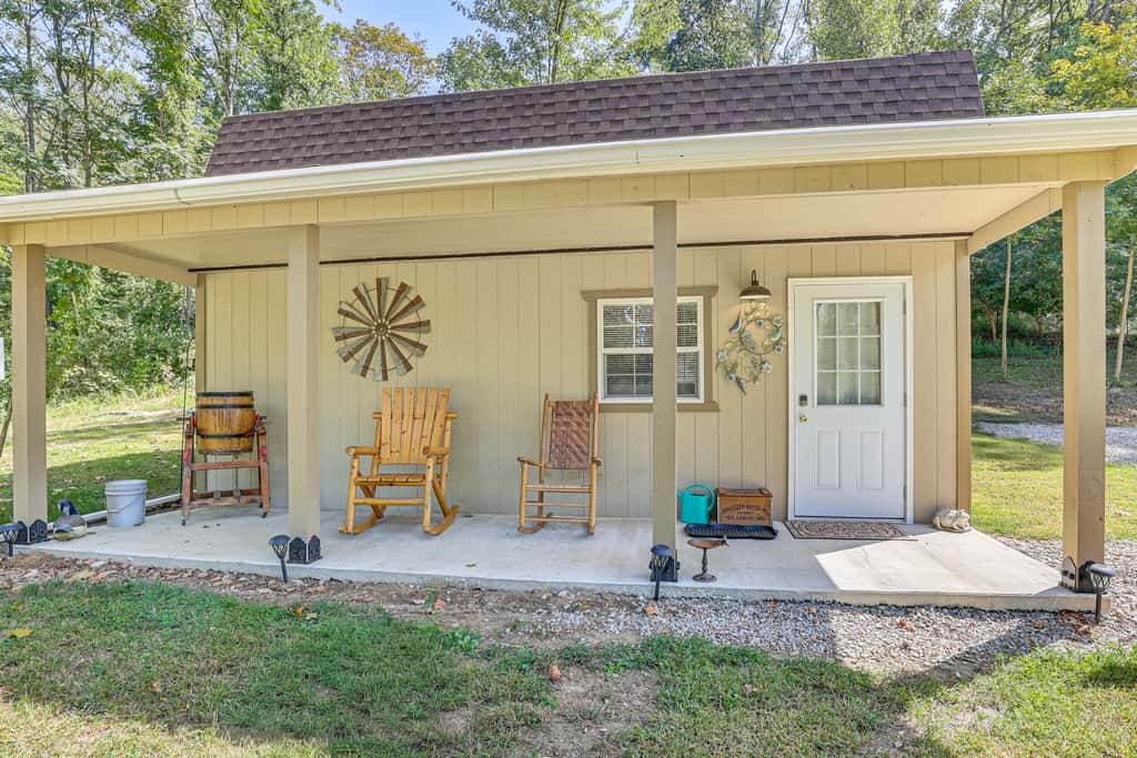 On 40 Acres: Charming Cabin in Zanesville!