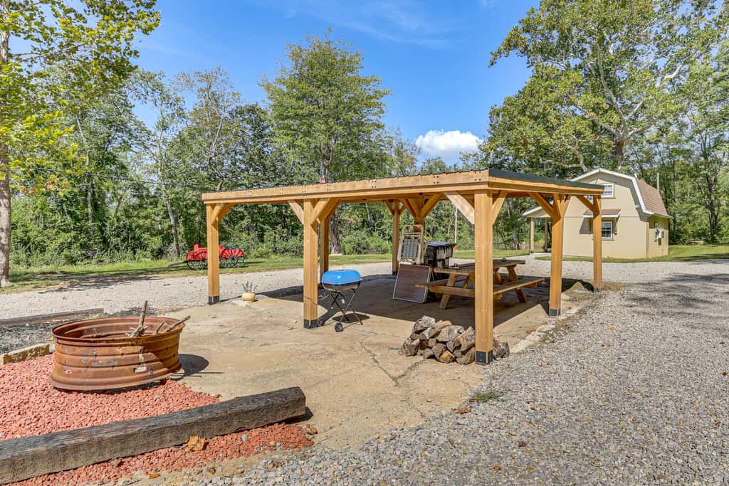 On 40 Acres: Charming Cabin in Zanesville!