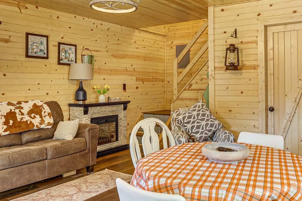 On 40 Acres: Charming Cabin in Zanesville!