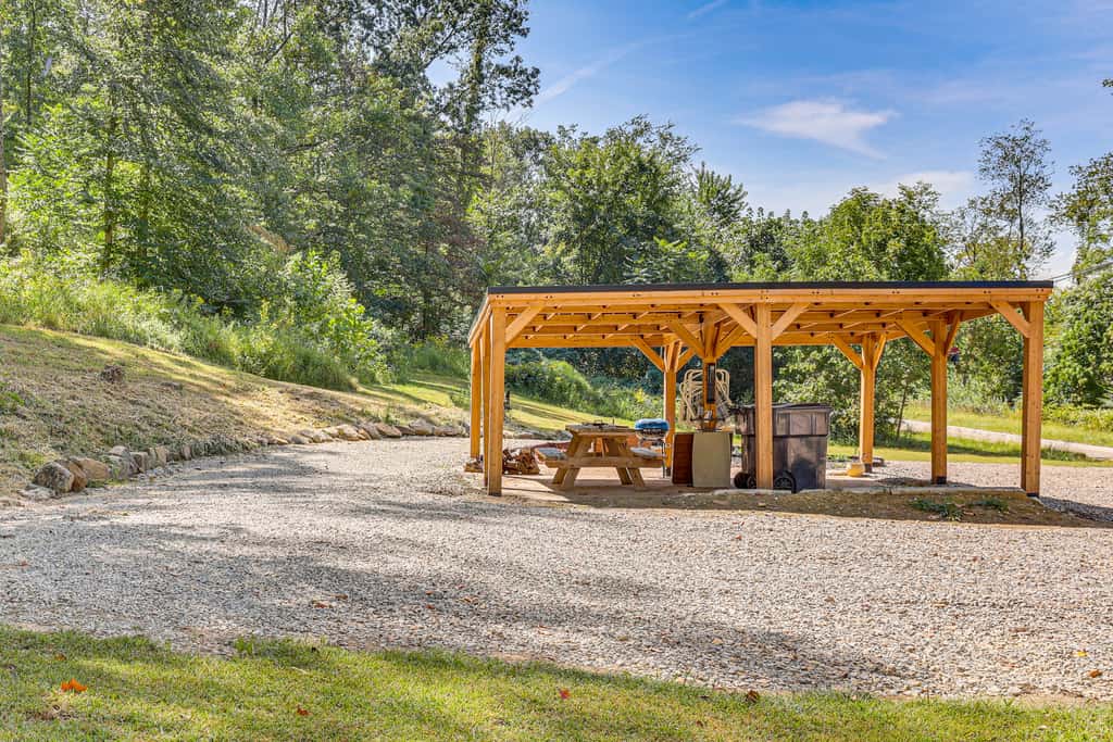 On 40 Acres: Charming Cabin in Zanesville!