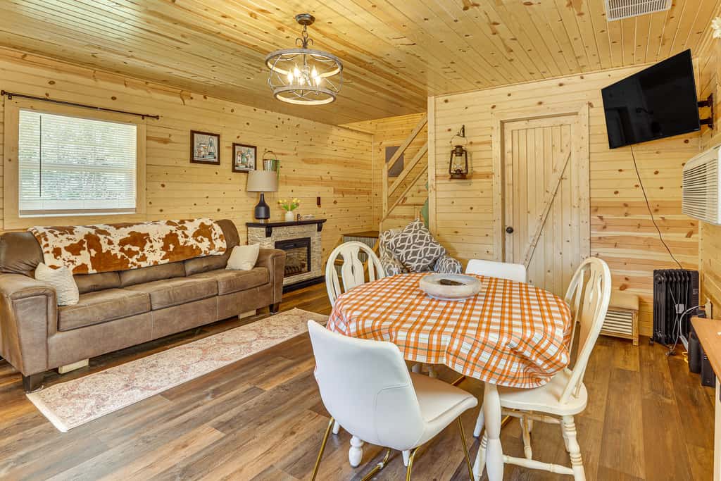 On 40 Acres: Charming Cabin in Zanesville!