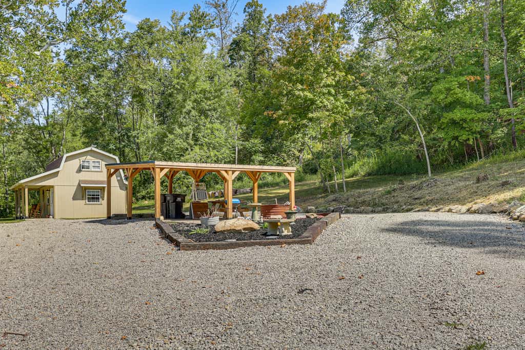 On 40 Acres: Charming Cabin in Zanesville!
