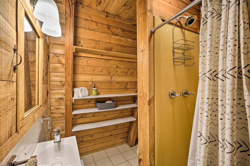 Wilmington Chalet w/ Hot Tub < 8 Mi to Mount Snow!