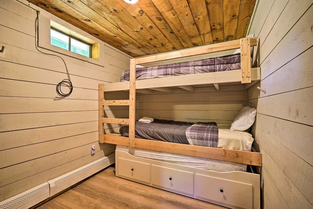 Wilmington Chalet w/ Hot Tub < 8 Mi to Mount Snow!
