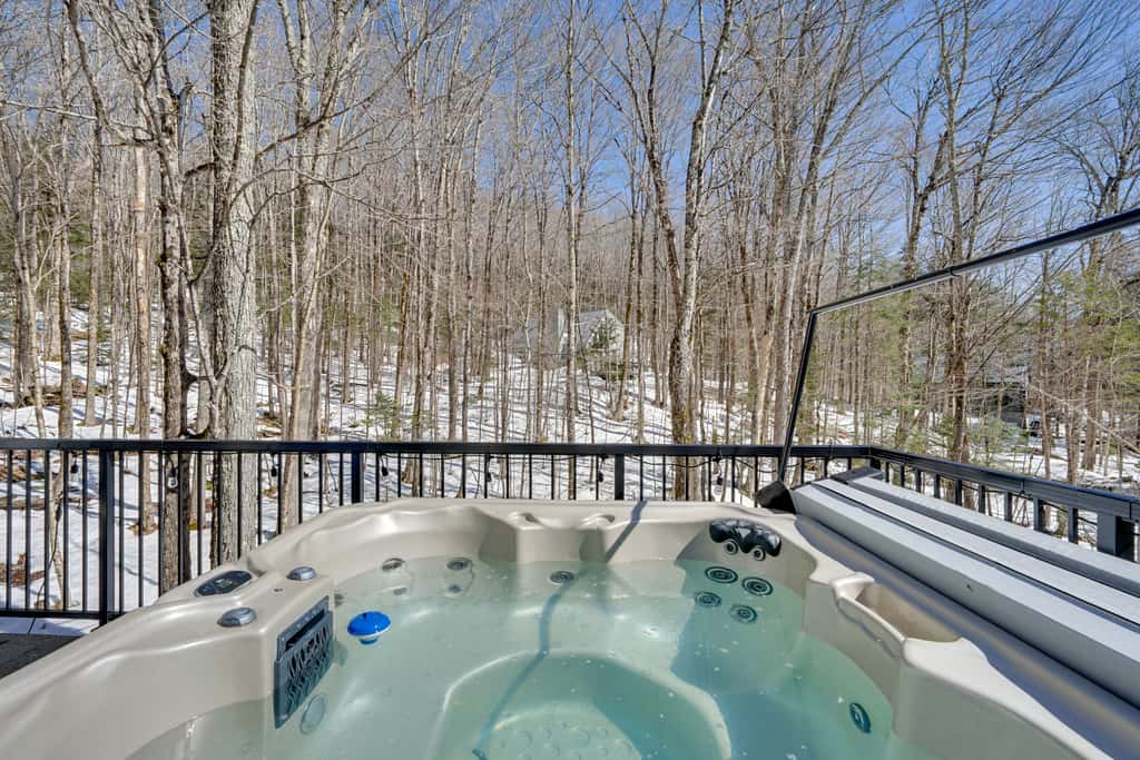Wilmington Chalet w/ Hot Tub < 8 Mi to Mount Snow!