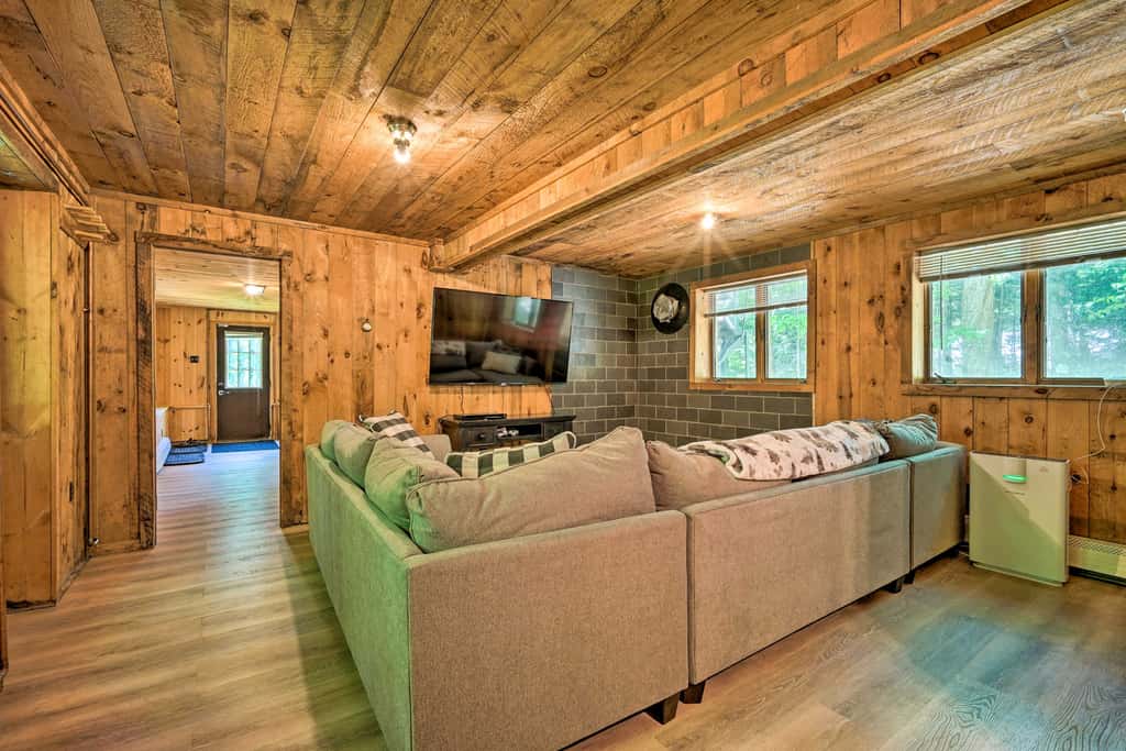 Wilmington Chalet w/ Hot Tub < 8 Mi to Mount Snow!