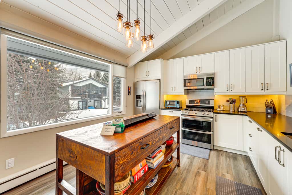 Modern Mountain Escape on Golf Course w/ Hot Tub!