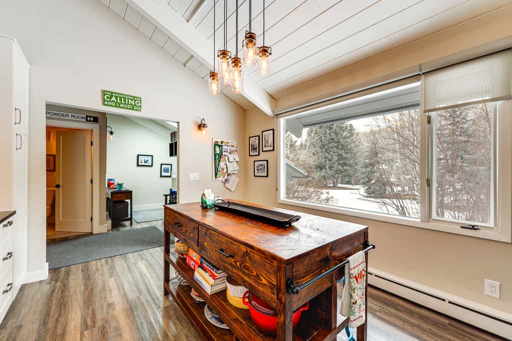 Modern Mountain Escape on Golf Course w/ Hot Tub!