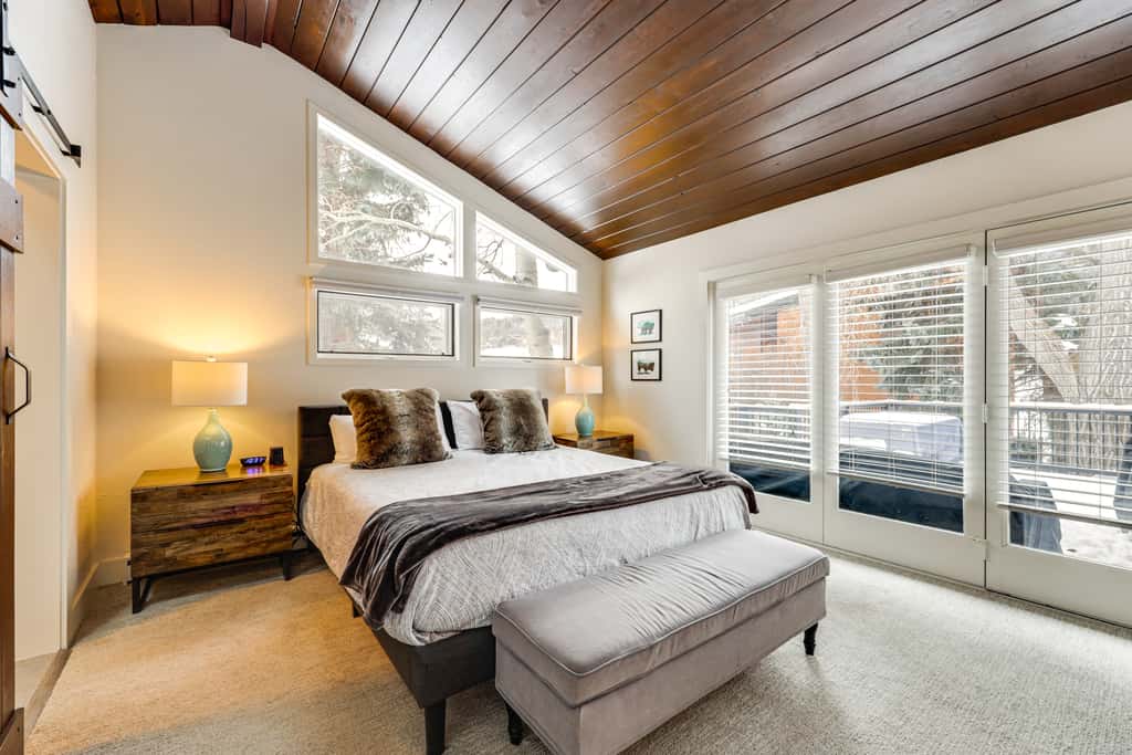 Modern Mountain Escape on Golf Course w/ Hot Tub!