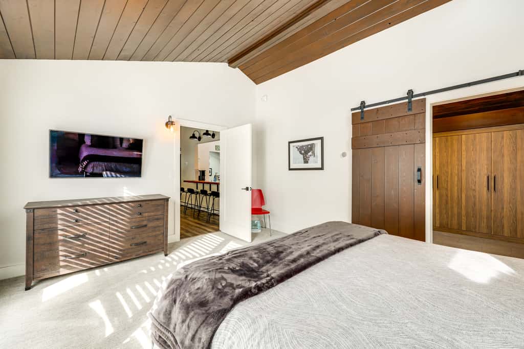 Modern Mountain Escape on Golf Course w/ Hot Tub!