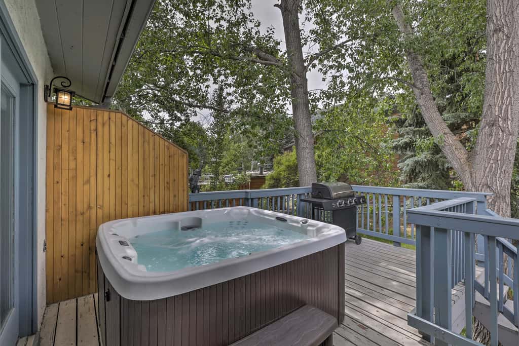 Modern Mountain Escape on Golf Course w/ Hot Tub!