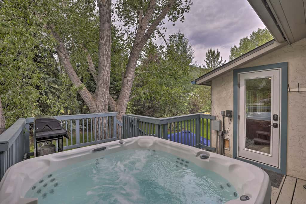 Modern Mountain Escape on Golf Course w/ Hot Tub!
