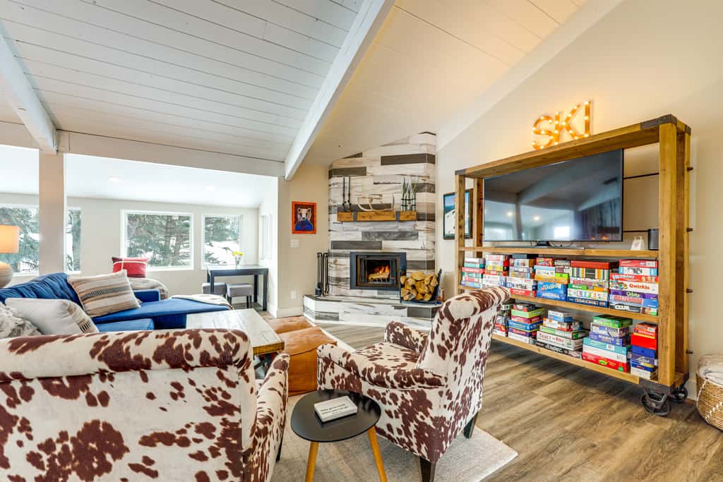 Modern Mountain Escape on Golf Course w/ Hot Tub!
