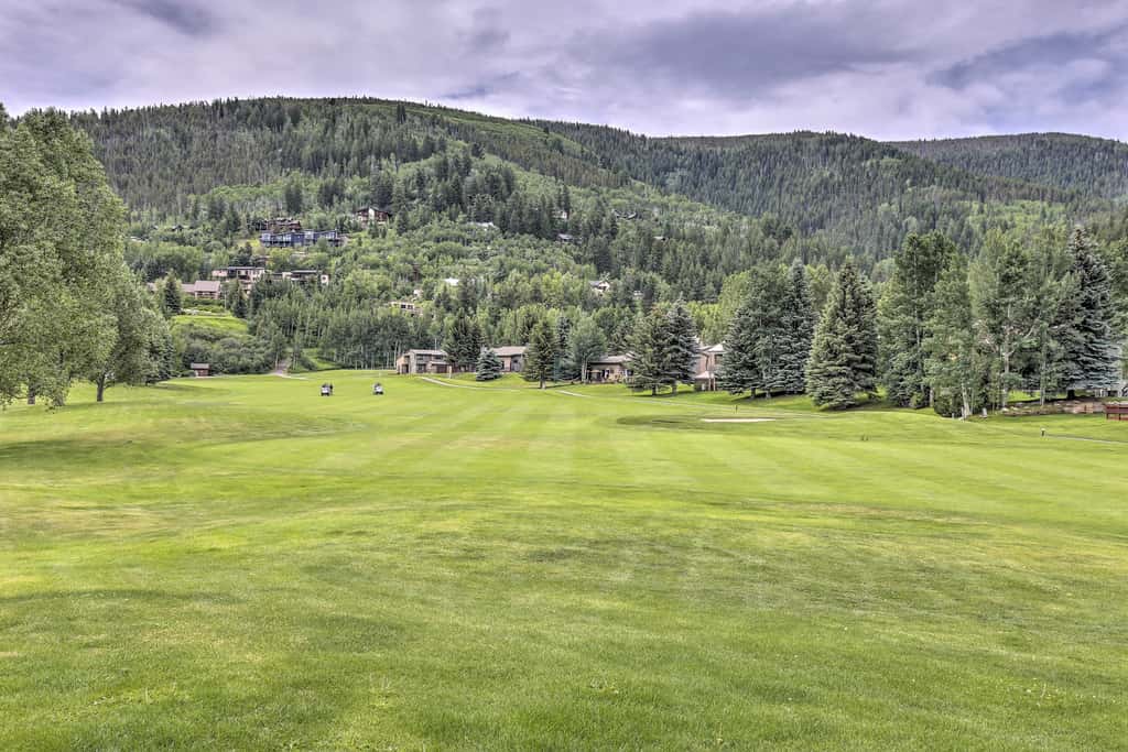 Modern Mountain Escape on Golf Course w/ Hot Tub!