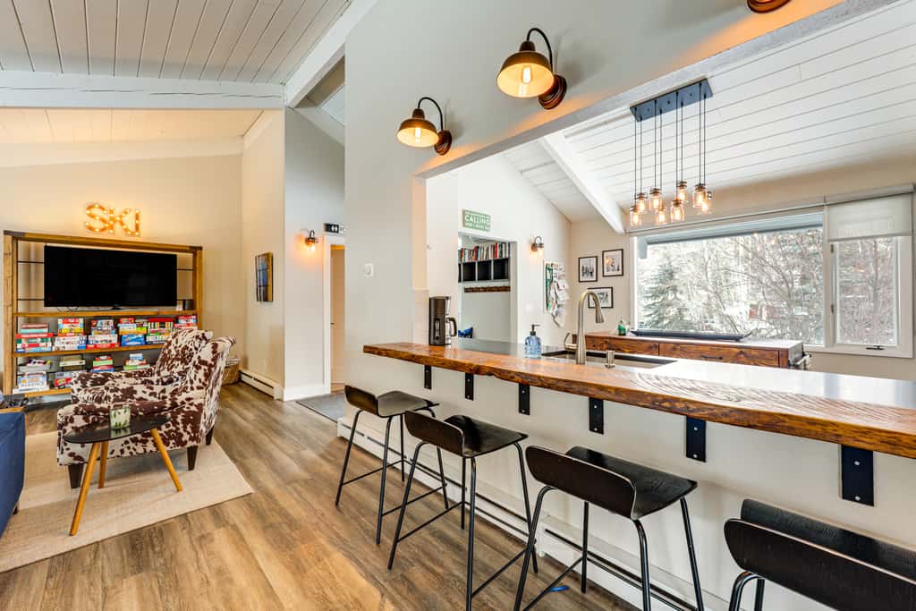 Modern Mountain Escape on Golf Course w/ Hot Tub!