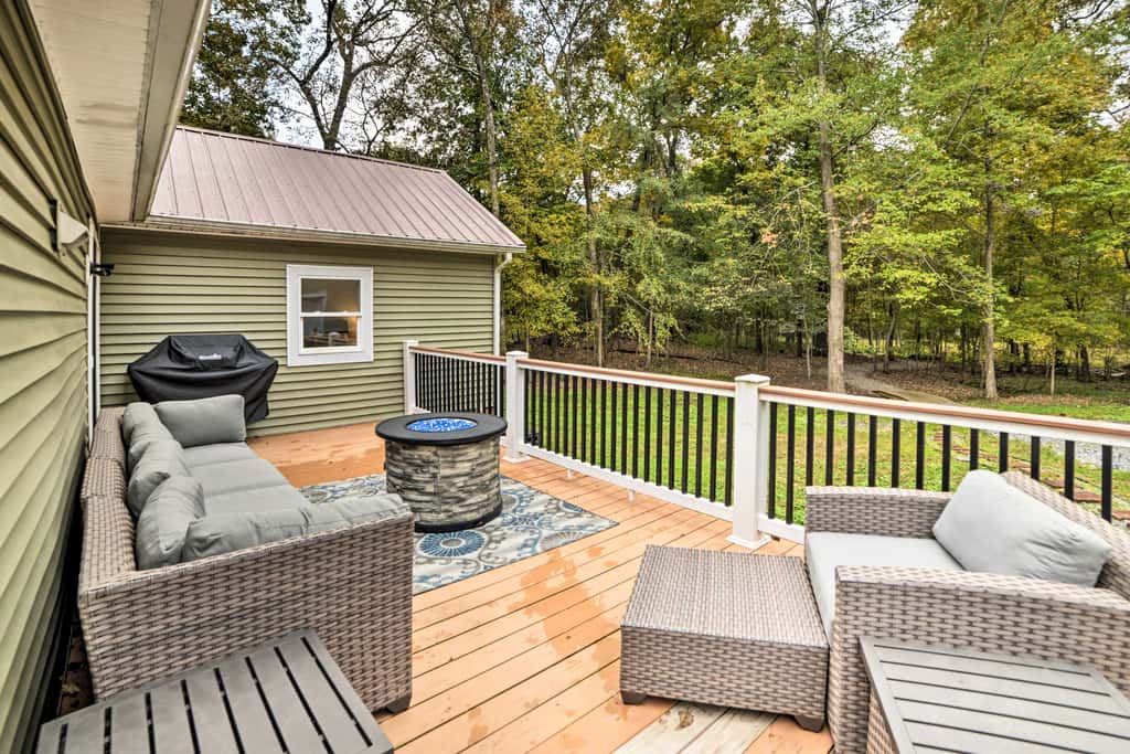 Private Dock & Lake Access: Benton Family Home