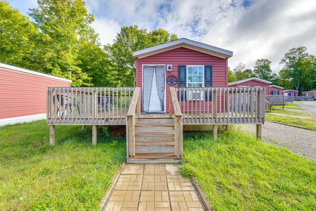 Cozy Cassopolis Cabin, Near Parks & Golfing!