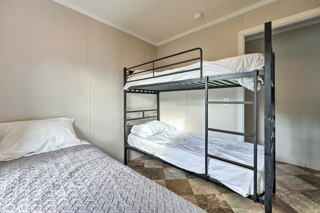 Pet-Friendly Cassoplis Cabin, Close to Parks!