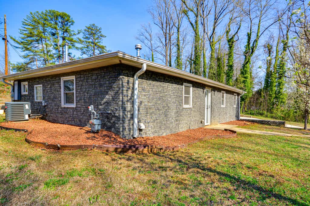 Bring Your Pets! Getaway 1 Mi to Uptown Lexington