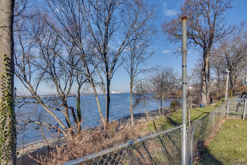 Renovated Family Home on Providence River!