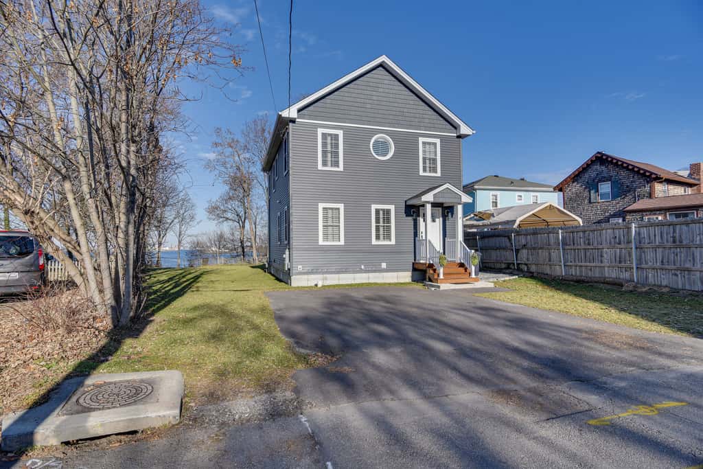 Renovated Family Home on Providence River!